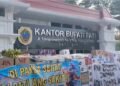 Gambar Foto memperlihatkan tumpukan kardus air mineral dan logistik donasi warga yang memenuhi muka Kantor Bupati Pati dengan spanduk tuntutan pelengseran Bupati Sudewo menggambarkan kesiapan dan kebulatan tekad massa aksi