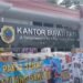 Gambar Foto memperlihatkan tumpukan kardus air mineral dan logistik donasi warga yang memenuhi muka Kantor Bupati Pati dengan spanduk tuntutan pelengseran Bupati Sudewo menggambarkan kesiapan dan kebulatan tekad massa aksi