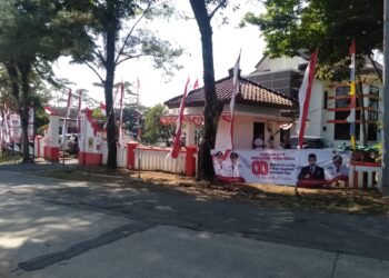 Suasana halaman kantor pemerintahan di Kecamatan Sukamakmur, Kabupaten Bogor, yang dihiasi bendera dan umbul-umbul merah putih dalam rangka peringatan HUT ke-80 Kemerdekaan Republik Indonesia.