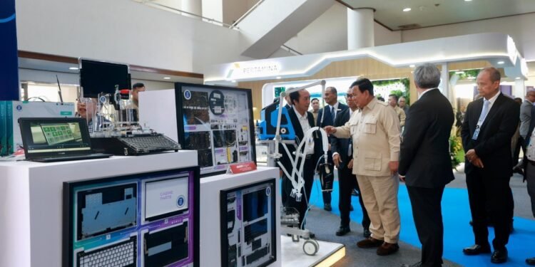 Talenta Sains-Teknologi dan Fondasi Pendidikan Kunci Indonesia Maju - Utusan Bangsa Presiden RI Prabowo Subianto didampingi sejumlah pihak meninjau stan pameran inovasi dalam Konvensi Sains Teknologi dan Industri Indonesia KSTI 2025 di Gedung Sasana Budaya Ganesha ITB Bandung