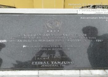 Prasasti peresmian Masjid dan Jalan Desa Mundam yang ditandatangani Panglima ABRI Jenderal TNI Feisal Tanjung, diresmikan pada 21 November 1997.