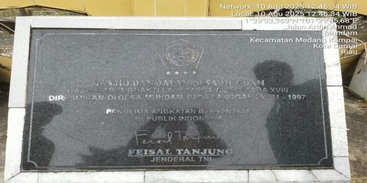 Prasasti peresmian Masjid dan Jalan Desa Mundam yang ditandatangani Panglima ABRI Jenderal TNI Feisal Tanjung diresmikan pada 21 November 1997