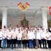 Wakil Presiden RI Gibran Rakabuming berfoto bersama pengurus DPP APDESI seusai audiensi di Istana Wakil Presiden Jakarta 8 Agustus 2025 Foto Dokumentasi Istana