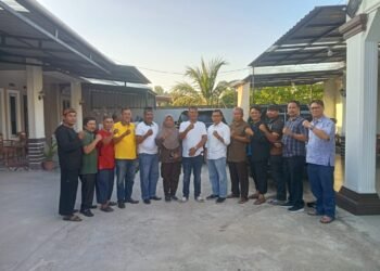 Suasana kebersamaan para ketua suku dan pengurus FPK-LKKMD saat menggelar rapat persiapan Malam Seni Budaya di kediaman Ketua Harian, Chandra Abdul Gani.