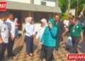 Ketua TP PKK Kota Palembang Hj Dewi Sastrani SAg berbaju biru saat menghadiri kegiatan bakti sosial penanganan stunting yang diinisiasi oleh Charitas Group di Kantor Camat Sukarame Palembang Rabu 2782025