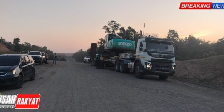 Satu unit ekskavator merek Kobelco yang diamankan oleh tim Ditreskrimsus Polda Sumsel diangkut menggunakan truk trailer dari lokasi tambang batu bara ilegal di Desa Darmo Kecamatan Lawang Kidul Muara Enim