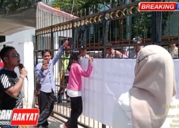 Sejumlah massa dari Lembaga Pemerhati Situasi Terkini (PST) saat menggelar aksi di depan Kantor Kejati Sumsel, mempertanyakan laporan dugaan korupsi di Dinas PUPR Muara Enim, Kamis (28/8/2025).