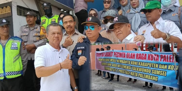 Pengurus KONI Kota Palembang bersama Forum Masyarakat Pencinta Olahraga saat menyampaikan aspirasi mereka secara damai di Palembang terkait adanya indikasi penjegalan atlet untuk Pekan Olahraga Provinsi Porprov XV di Musi Banyuasin Muba Kamis 1892025