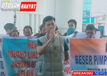 Koordinator aksi, M. Sobri, saat menyampaikan orasi di hadapan massa dalam unjuk rasa di depan Kantor Otoritas Jasa Keuangan (OJK) Regional Sumsel, Palembang, Jumat (12/9/2025).