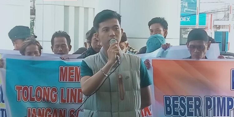 Aktivis Desak OJK Usut Tuntas Dugaan Kredit Fiktif dan Mafia Perbankan di Bank Sumsel Babel - Utusan Bangsa Koordinator aksi M Sobri saat menyampaikan orasi di hadapan massa dalam unjuk rasa di depan Kantor Otoritas Jasa Keuangan OJK Regional Sumsel Palembang Jumat 1292025
