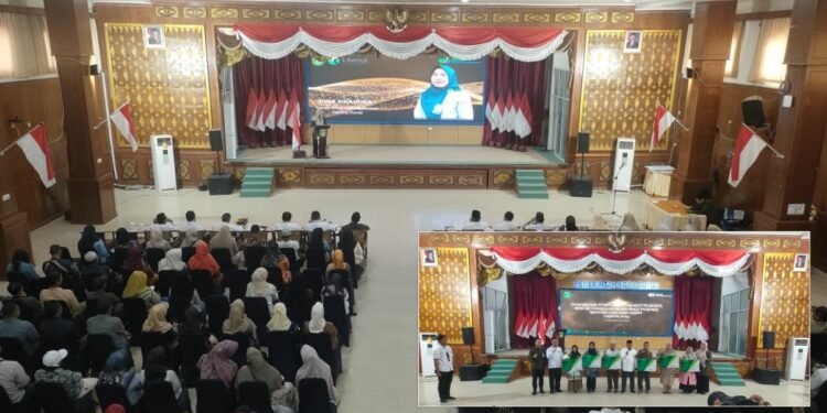 Kepala BPJS Ketenagakerjaan Cabang Dumai Dina Khairina memberikan sambutan dalam acara penyerahan simbolis kartu peserta program perlindungan bagi pekerja rentan di Kota Dumai Rabu 392025 Inset Wakil Wali Kota Dumai Sugiyarto bersama perwakilan BPJS Ketenagakerjaan saat menyerahkan kartu peserta secara simbolis kepada perwakilan pekerja