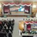 Kepala BPJS Ketenagakerjaan Cabang Dumai Dina Khairina memberikan sambutan dalam acara penyerahan simbolis kartu peserta program perlindungan bagi pekerja rentan di Kota Dumai Rabu 392025 Inset Wakil Wali Kota Dumai Sugiyarto bersama perwakilan BPJS Ketenagakerjaan saat menyerahkan kartu peserta secara simbolis kepada perwakilan pekerja