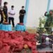 Petugas Bea Cukai bersama aparat penegak hukum lainnya secara simbolis memusnahkan barang bukti bawang ilegal hasil penindakan di Dumai Rabu 1792025 Pemusnahan ribuan karung bawang selundupan dari Malaysia ini dilakukan dengan cara ditimbun dalam galian tanah untuk mencegah peredarannya di pasar lokal dan melindungi petani dalam negeri
