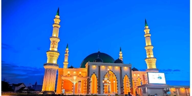 DIC - Utusan Bangsa Kemegahan Dumai Islamic Center DIC yang menjadi ikon baru Kota Dumai saat bermandikan cahaya di malam hari
