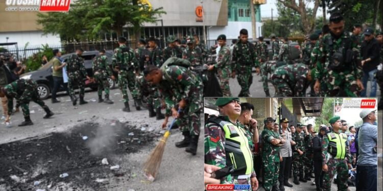 Danrem 044Gapo Brigjen TNI Adri Koesdyanto bersama jajaran memantau langsung situasi sementara personel TNI membersihkan sisa pembakaran ban setelah aksi unjuk rasa damai di depan Gedung DPRD Sumsel Palembang Senin 192025