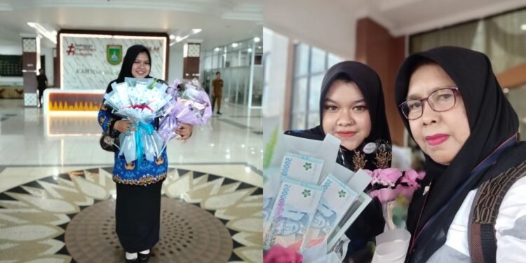Wartawati senior Eliwati kanan bersama putrinya Cahyani kiri yang baru dilantik sebagai P3K di lingkungan Pemerintah Kota Dumai Senin 1592025 Momen haru ini menjadi bukti perjuangan Eliwati sebagai orang tua tunggal