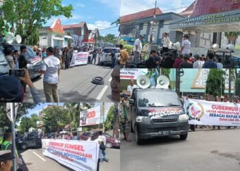 Suasana aksi unjuk rasa oleh Koalisi Aktivis, LSM, dan Ormas Sumsel Peduli Pendidikan di depan Kantor Gubernur Sumatera Selatan, Palembang, Jumat (12/9/2025). Demonstran menuntut Gubernur Herman Deru mundur atas dugaan nepotisme dan ketidakpedulian terhadap nasib pendidikan di Sumsel.