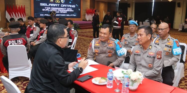 IMG-20250919-WA0011 - Utusan Bangsa Para pejabat utama Polda Sumsel menerima kunjungan Tim Terpadu Assessment dan Evaluasi Penanganan Unjuk Rasa yang dipimpin Brigjen Pol Fadhilah Zulkarnain dan Kombes Pol Sika Hardianto di ruang Vidcon Gedung Utama Presisi Mapolda Sumsel dalam rangka evaluasi penanganan aksi demonstrasi dan klarifikasi insiden anarkis di Sumatera Selatan