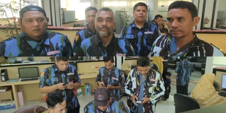 Sejumlah kader DPD II Ikatan Pemuda Karya IPK Kota Dumai saat melakukan aktivasi Identitas Kependudukan Digital IKD secara kolektif di Kantor Dinas Kependudukan dan Pencatatan Sipil Disdukcapil Dumai