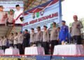 Kapolda Riau Irjen Herry Heryawan bersama Wakapolda Riau Brigjen Jossy Kusumo dan pejabat lainnya secara simbolis membunyikan kentungan saat memimpin Apel Akbar Green Satkamling di Taman Bukit Gelanggang Dumai Rabu 1792025 Kegiatan ini menandai diaktifkannya kembali Satkamling dengan konsep keadilan ekologis untuk menjaga keamanan dan kelestarian lingkungan