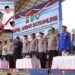 Kapolda Riau Irjen Herry Heryawan bersama Wakapolda Riau Brigjen Jossy Kusumo dan pejabat lainnya secara simbolis membunyikan kentungan saat memimpin Apel Akbar Green Satkamling di Taman Bukit Gelanggang Dumai Rabu 1792025 Kegiatan ini menandai diaktifkannya kembali Satkamling dengan konsep keadilan ekologis untuk menjaga keamanan dan kelestarian lingkungan