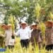 Kapolda Sumsel Gebyar Tanaman - Utusan Bangsa Kapolda Sumsel Irjen Pol Andi Rian R Djajadi kiri bersama mantan Gubernur Sumsel Herman Deru tengah dan pejabat lainnya menunjukkan bibit padi unggul saat menghadiri Gebyar Perbenihan Tanaman Pangan Nasional X di Jakabaring Sport City Palembang Sabtu 1392025