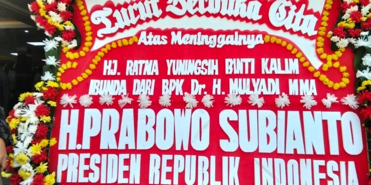 Karangan bunga duka cita dari Presiden Republik Indonesia H Prabowo Subianto untuk almarhumah Hj Ratna Yuningsih binti Kalim ibunda dari Anggota DPR RI Dr H Mulyadi MMA