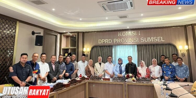 Jajaran Komisi I DPRD Sumsel bersama Tim Seleksi Timsel Komisioner KPID Sumsel berfoto bersama usai rapat koordinasi terkait proses pendaftaran calon komisioner periode 2025 2028