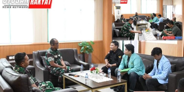 Kunjungi Korem 044 Gapo Forsuma Jalin Silaturahmi - Utusan Bangsa Komandan Korem Danrem 044Gapo Brigjen TNI Adri Koesdyanto menerima kunjungan silaturahmi dari perwakilan Forum Suara Mahasiswa Sumatera Selatan Forsuma di Markas Korem 044Gapo Palembang Rabu 1792025 Pertemuan tersebut membahas wawasan kebangsaan dan situasi keamanan daerah