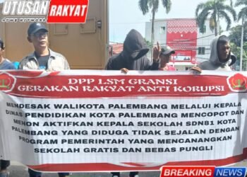 Sejumlah massa dari LSM Gerakan Rakyat Anti Korupsi (GRANSI) membentangkan spanduk tuntutan saat menggelar aksi damai. Aksi tersebut mendesak Wali Kota Palembang untuk mencopot Kepala Sekolah SDN 81 Palembang yang diduga tidak sejalan dengan program sekolah gratis dan bebas pungli.