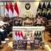 Pertemuan Menteri Hukum Supratman Andi Agtas dengan jajaran pengurus PWI Pusat dipimpin Ketua Umum Akhmad Munir di kantor Kementerian Hukum Dalam gambar terlihat suasana audiensi resmi dengan latar bendera Merah Putih dan lambang Garuda Pancasila serta foto inset menunjukkan momen penyerahan dokumen disposisi pembukaan blokir administrasi PWI