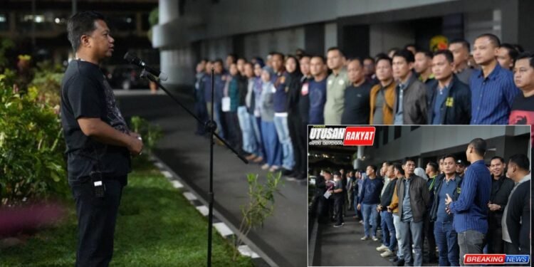 Polda Sumsel Gelar Patroli Skala Besar 235 Personel Keliling Kota Palembang - Utusan Bangsa Apel personel gabungan Polda Sumsel sebelum melaksanakan patroli skala besar untuk menjaga Keamanan dan Ketertiban Masyarakat Kamtibmas di Kota Palembang Minggu 3182025 malam