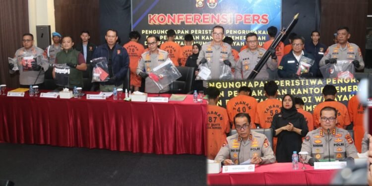 Kapolda Sumsel Irjen Pol Andi Rian R Djajadi duduk kiri bersama jajaran kepolisian saat menggelar konferensi pers terkait pengungkapan kasus perusakan dan pembakaran fasilitas umum di Palembang dan Kabupaten OKU Sejumlah tersangka yang mengenakan baju tahanan oranye turut dihadirkan beserta barang bukti kejahatan