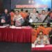 Kapolda Sumsel Irjen Pol Andi Rian R Djajadi duduk kiri bersama jajaran kepolisian saat menggelar konferensi pers terkait pengungkapan kasus perusakan dan pembakaran fasilitas umum di Palembang dan Kabupaten OKU Sejumlah tersangka yang mengenakan baju tahanan oranye turut dihadirkan beserta barang bukti kejahatan