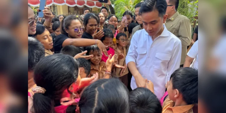 ResizedImage_2025-09-15_15-46-49_1 - Utusan Bangsa Wakil Presiden Gibran Rakabuming Raka menyapa dan berdialog dengan siswa SDN 3 Kesiman di Denpasar saat meninjau penanganan dampak banjir Foto Biro Setwapres RI