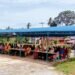 Suasana pembukaan STQ Desa Kelemantan Barat 2025 di halaman Masjid Nurul Iman Dusun Simpang Bernai Bengkalis Peserta dan tamu undangan duduk di bawah tenda biru selama acara pembukaan