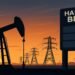 Siluet pumpjack minyak di horizon senja di sisi kiri menyeberang ke deretan menara transmisi listrik