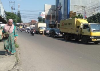 Suasana arus lalu lintas di salah satu ruas jalan utama di Cileungsi, Kabupaten Bogor.