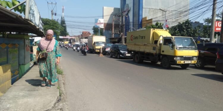 Suasana arus lalu lintas di salah satu ruas jalan utama di Cileungsi Kabupaten Bogor