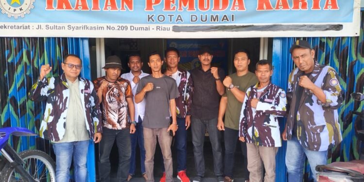 Pengurus DPD II IPK Kota Dumai berfoto bersama dengan perwakilan warga calon kader dari Kecamatan Sungai Sembilan di depan Sekretariat DPD II IPK Dumai di Jl Sultan Syarif Kasim