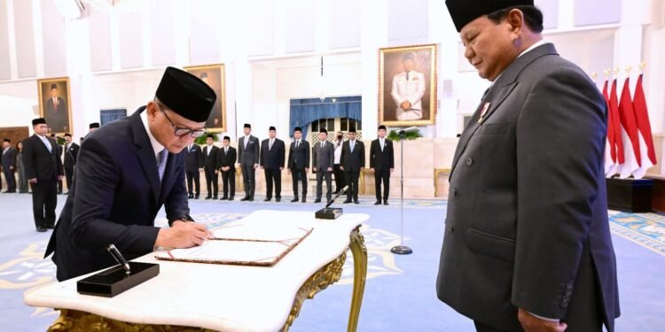Presiden Prabowo Subianto memimpin upacara pelantikan Menteri dan Wakil Menteri Kabinet Merah Putih di Istana Negara Jakarta dengan menandatangani dokumen pelantikan yang disaksikan oleh Menteri Pertahanan Sjafrie Sjamsoeddin dan pejabat tinggi lainnya pada Senin 8 September 2025
