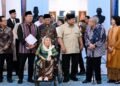 Presiden Prabowo Subianto berfoto bersama para tokoh Gerakan Nurani Bangsa GNB usai pertemuan di Istana Merdeka Jakarta Kamis 1192025 Foto BPMI Setpres