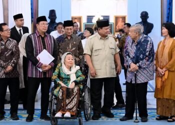 Presiden Prabowo Subianto berfoto bersama para tokoh Gerakan Nurani Bangsa (GNB) usai pertemuan di Istana Merdeka, Jakarta, Kamis (11/9/2025). (Foto: BPMI Setpres)