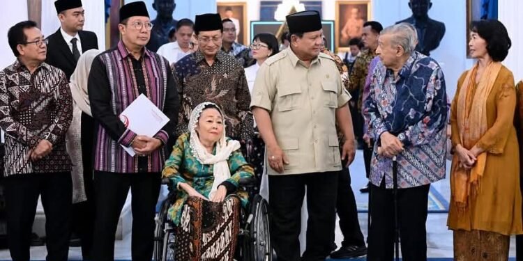 Presiden Prabowo Subianto berfoto bersama para tokoh Gerakan Nurani Bangsa GNB usai pertemuan di Istana Merdeka Jakarta Kamis 1192025 Foto BPMI Setpres