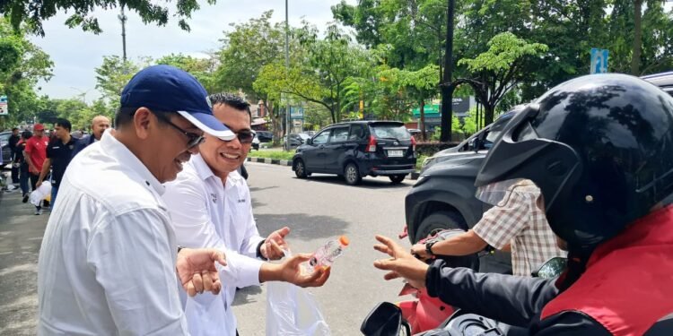 WhatsApp Image 2025-09-12 at 162053 - Utusan Bangsa Ketua PWI Riau Raja Isyam Azwar berkacamata kemeja putih bersama pengurus PWI Riau membagikan paket nasi dan minuman kepada pengendara dalam kegiatan Jumat Berkah di depan Kantor PWI Riau Jalan Arifin Achmad Pekanbaru Jumat 1292025