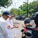 WhatsApp Image 2025-09-12 at 162053 - Utusan Bangsa Ketua PWI Riau Raja Isyam Azwar berkacamata kemeja putih bersama pengurus PWI Riau membagikan paket nasi dan minuman kepada pengendara dalam kegiatan Jumat Berkah di depan Kantor PWI Riau Jalan Arifin Achmad Pekanbaru Jumat 1292025
