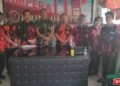 WhatsApp Image 2025-09-15 at 133726 1 - Utusan Bangsa Danramil 418 03Plaju Kapten Inf Indra Sakti Ritonga tengah seragam TNI berfoto bersama Ketua PAC Pemuda Pancasila SU II Palembang Susanto SE keempat dari kiri dan jajaran pengurus saat acara silaturahmi di Koramil 418 03Plaju Senin 1592025