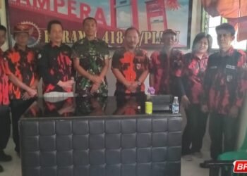 Danramil 418-03/Plaju Kapten Inf Indra Sakti Ritonga (tengah, seragam TNI) berfoto bersama Ketua PAC Pemuda Pancasila SU II Palembang Susanto, S.E. (keempat dari kiri) dan jajaran pengurus saat acara silaturahmi di Koramil 418-03/Plaju, Senin (15/9/2025).