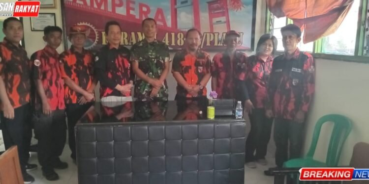 Danramil 418 03Plaju Kapten Inf Indra Sakti Ritonga tengah seragam TNI berfoto bersama Ketua PAC Pemuda Pancasila SU II Palembang Susanto SE keempat dari kiri dan jajaran pengurus saat acara silaturahmi di Koramil 418 03Plaju Senin 1592025