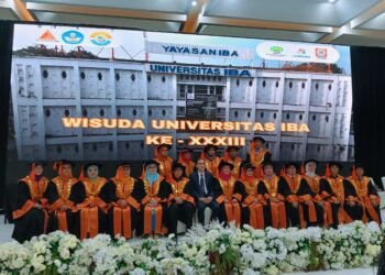 Jajaran pimpinan, dosen, dan perwakilan wisudawan Universitas IBA (UIBA) berfoto bersama dalam Sidang Senat Terbuka Wisuda ke-XXXIII dan Dies Natalis ke-37 di Gedung Rambang Semesta, Palembang, Rabu (17/9/2025).